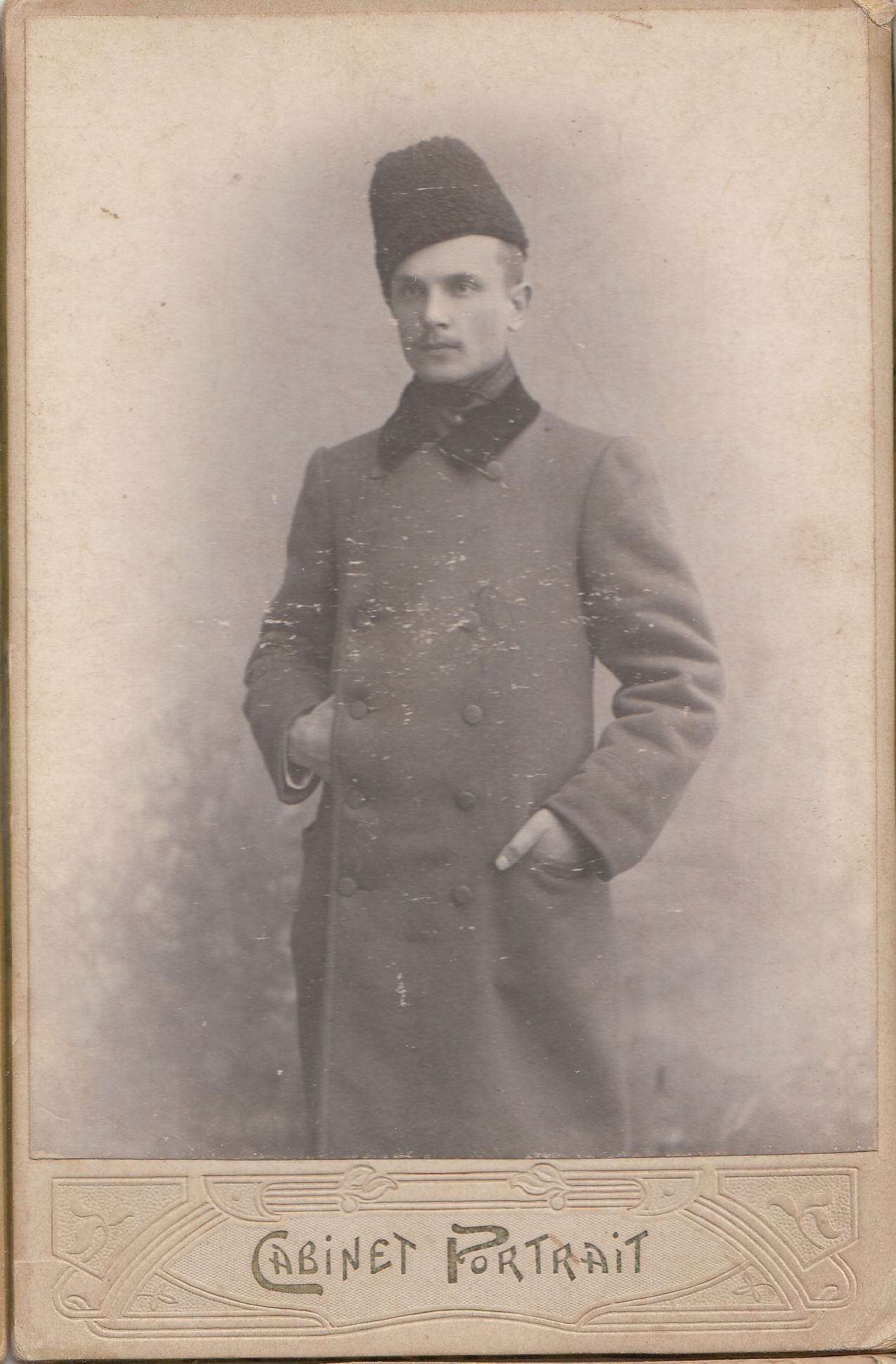 F. Mioduszewski w płaszczu [1a]