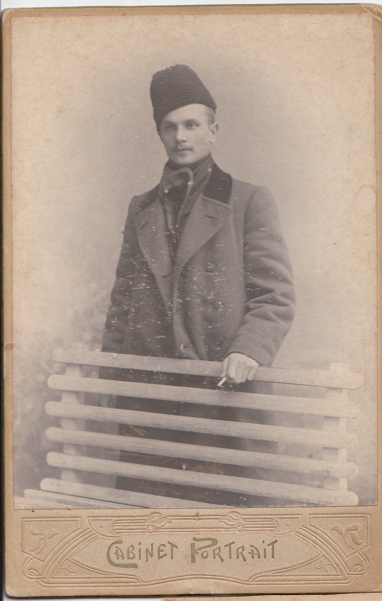 F. Mioduszewski w płaszczu przy ławce [1]